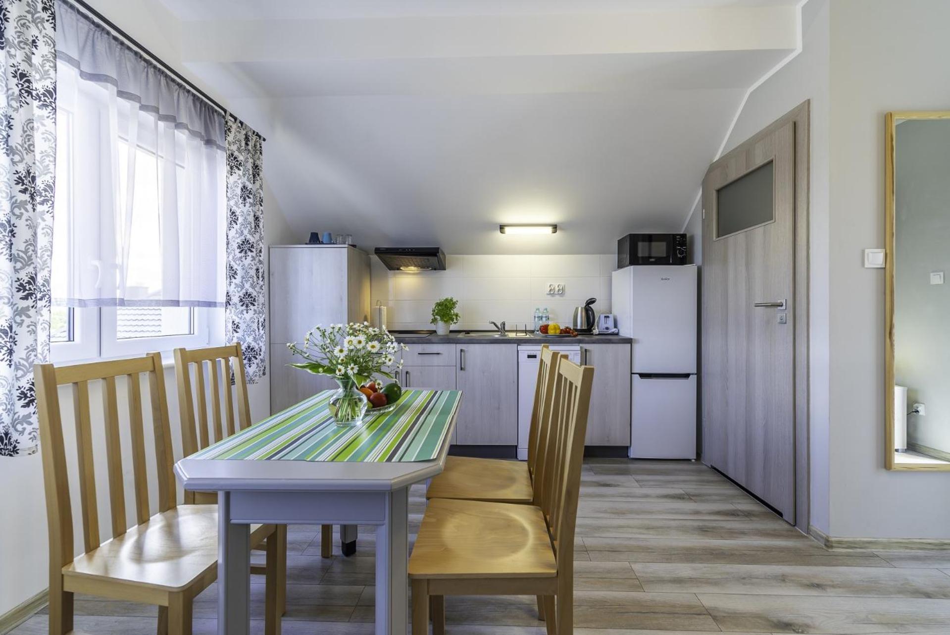 Frajda Domki - Apartamenty 6-Osobowe - Salon I Dwie Sypialnie Oraz Studia 4-Osobowe - Pokoj Z Aneksem Kuchennym Rewal Exterior foto
